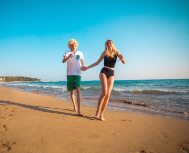 Eğleniyor kumsalda güneşli günde mutlu genç çift