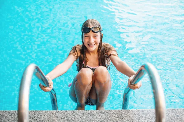Kind plezier hebben in het buitenzwembad — Stockfoto