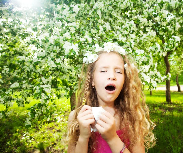 Estornudando chica cerca de soplar árbol —  Fotos de Stock