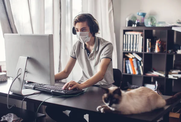 Joven en cuarentena. Formación a distancia en línea — Foto de Stock