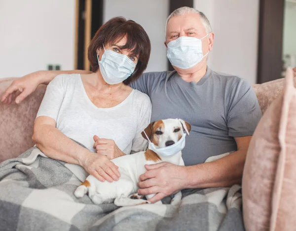 Casal de idosos em máscaras médicas durante o coronavírus pandêmico — Fotografia de Stock