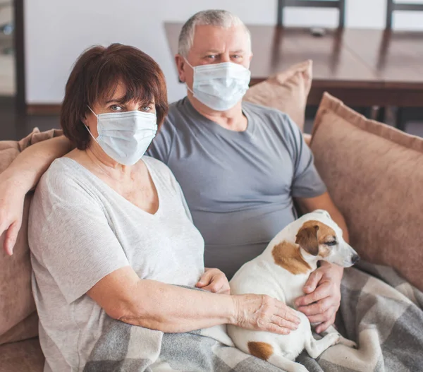 Idős pár orvosi maszkban a pandémiás koronavírus idején — Stock Fotó