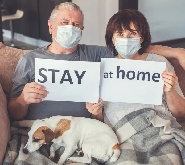 Elderly couple in medical masks during the pandemic coronavirus — Stock Photo, Image