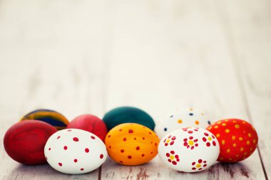 Tahta üzerinde yumurtalar