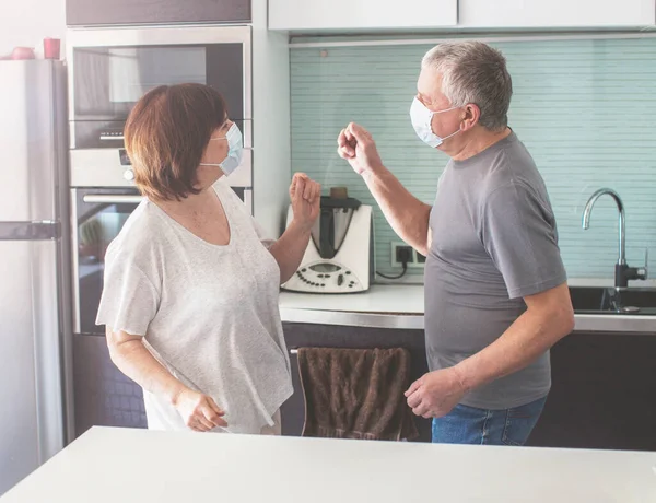 Pareja mayor con máscaras médicas durante el baile del coronavirus pandémico — Foto de Stock