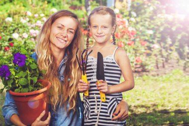 Bahçede çalışan kadın ve çocuk