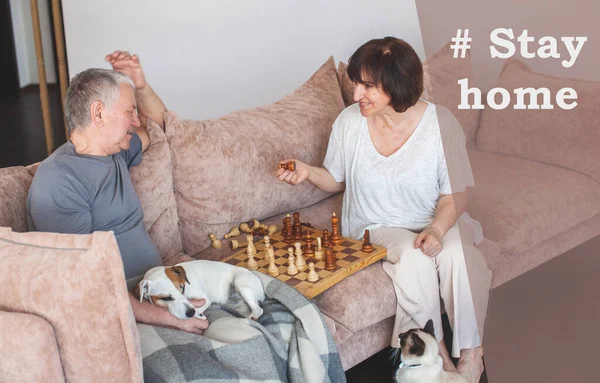 Coppia anziana che gioca a scacchi a casa in quarantena — Foto Stock