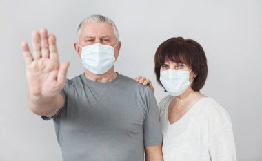 Coronavirus salgınında tıbbi maskeli birkaç yaşlı insan.