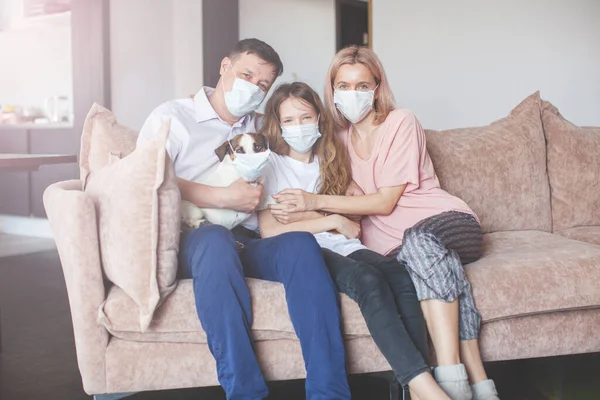 Boldog család otthon maszkban a világméretű koronavírus idején — Stock Fotó