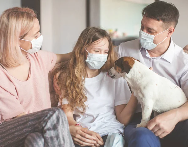 Glückliche Familie zu Hause in Maske während der Coronavirus-Pandemie — Stockfoto