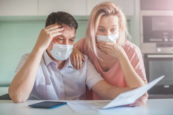 Couple worried about money problem during the pandemic coronavirus — Stock Photo, Image