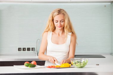 Genç kadın sebze salatası hazırlama