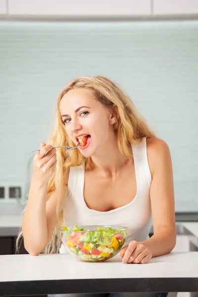 野菜サラダを準備する若い女性 ストック画像