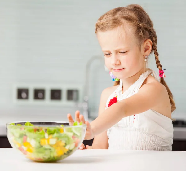 Menina se recusa a comer salada — Fotografia de Stock