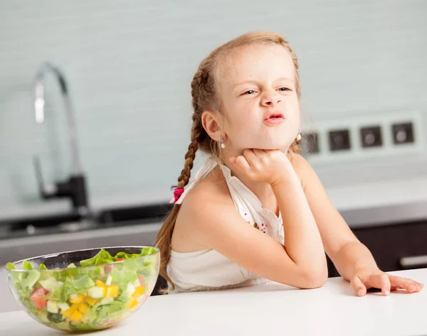 Niña se niega a comer ensalada —  Fotos de Stock