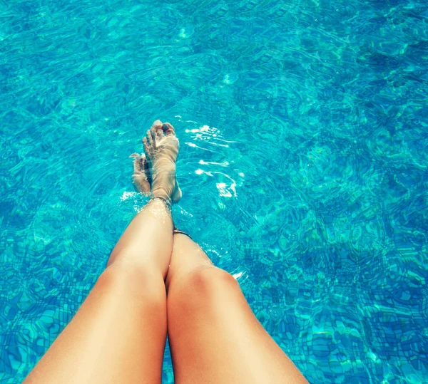 Piernas en la piscina —  Fotos de Stock