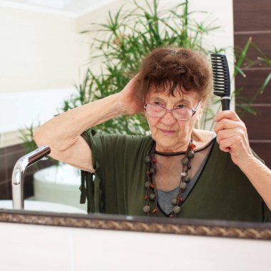Aynalı yaşlı kadın.