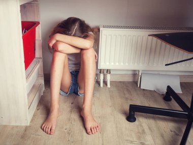 Evde üzgün bir çocuk.