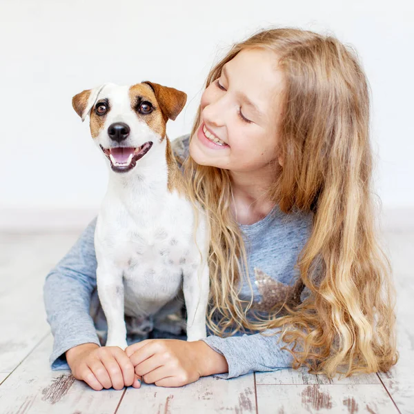 Niño feliz con perro —  Fotos de Stock