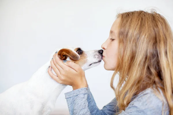 Criança feliz com cão — Fotografia de Stock