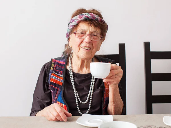 Gammal mormor dricker te — Stockfoto
