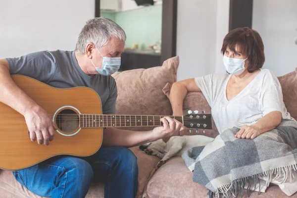 Idős pár orvosi maszkban a pandémiás koronavírus idején — Stock Fotó