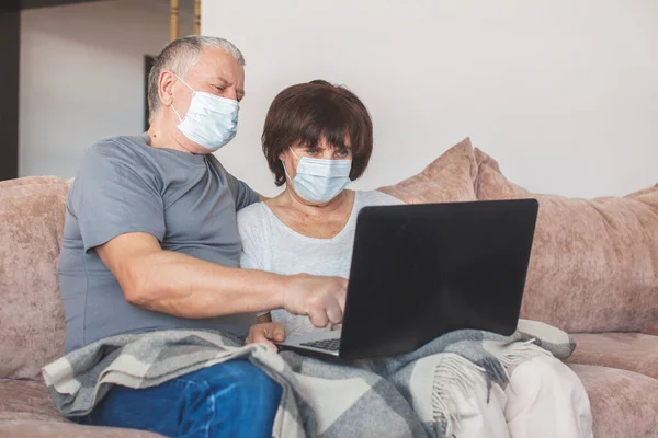 Casal de idosos em máscaras médicas durante o coronavírus pandêmico — Fotografia de Stock