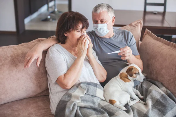 Elderly couple in medical masks during the pandemic coronavirus — Stock Photo, Image