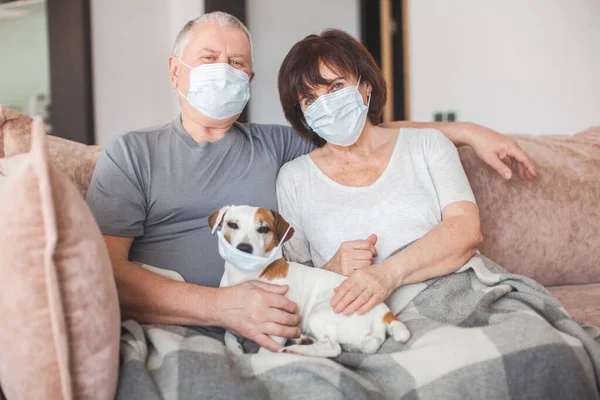 Casal de idosos em máscaras médicas durante o coronavírus pandêmico — Fotografia de Stock