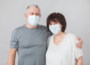 Coronavirus salgınında tıbbi maskeli birkaç yaşlı insan.