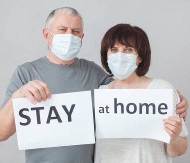 Coronavirus salgınında tıbbi maskeli birkaç yaşlı insan.
