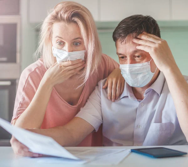 Couple worried about money problem during the pandemic coronavirus — Stock Photo, Image