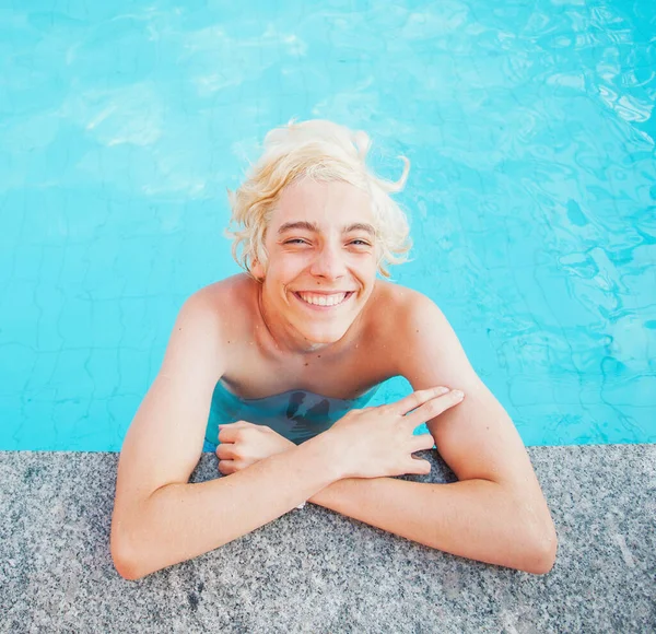 Bonito na piscina ao ar livre — Fotografia de Stock