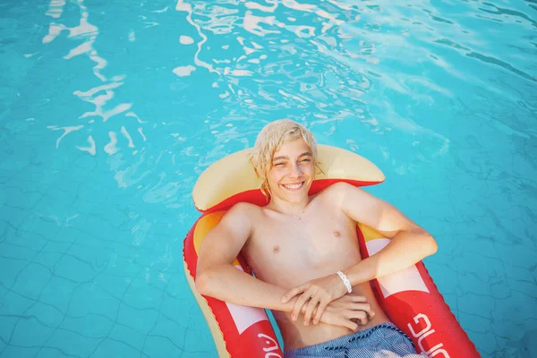 Guapo en la piscina al aire libre — Foto de Stock