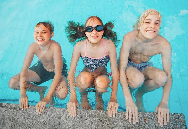 Kinderen Veel plezier in het buitenzwembad — Stockfoto