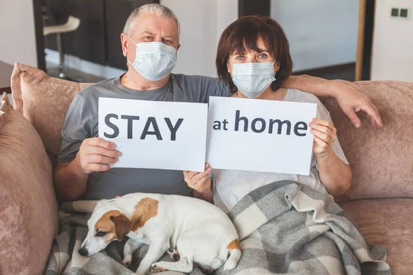 Elderly couple in medical masks during the pandemic coronavirus — Stock Photo, Image