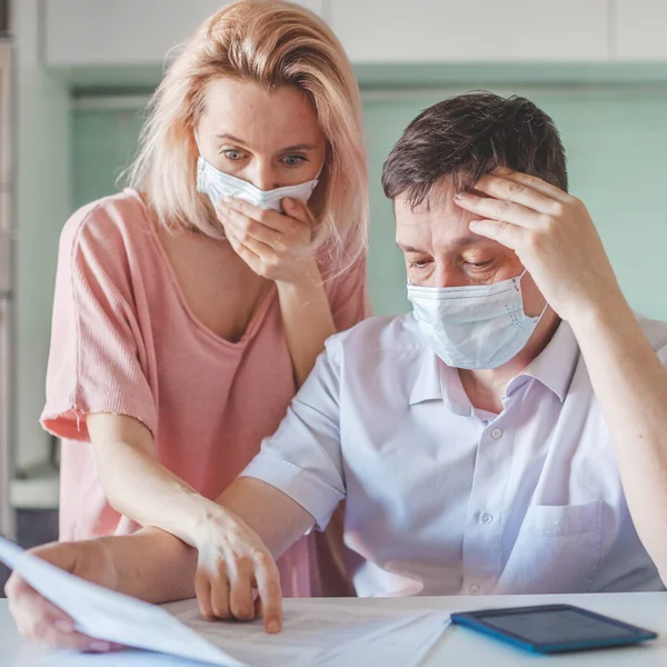 Couple worried about money problem during the pandemic coronavirus — Stock Photo, Image