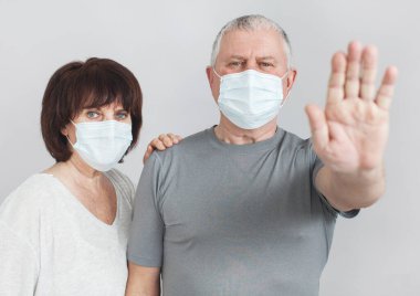 Coronavirus salgınında tıbbi maskeli birkaç yaşlı insan.