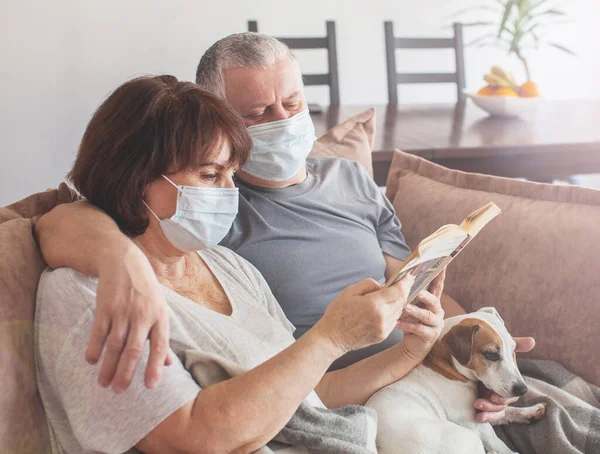 Elderly couple in medical masks during the pandemic coronavirus — Stock Photo, Image