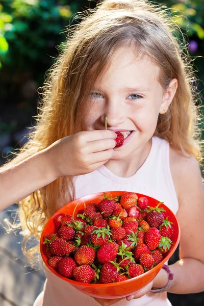 Barn med jordgubbar — Stockfoto