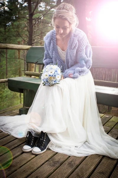Noiva no dia do casamento com sapatos errados Fotos De Bancos De Imagens Sem Royalties