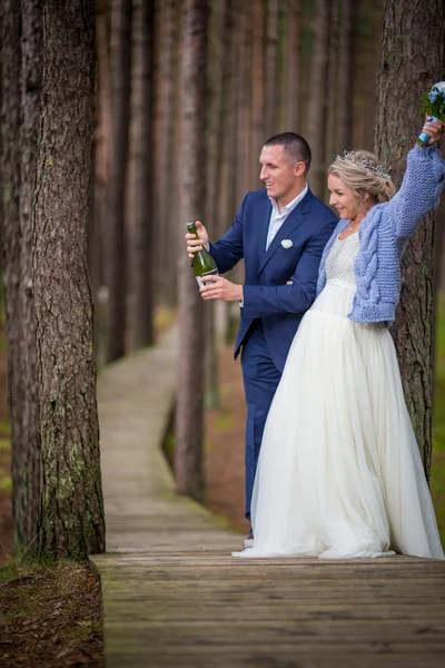 Groom abrindo o champanhe no dia do casamento Fotos De Bancos De Imagens Sem Royalties