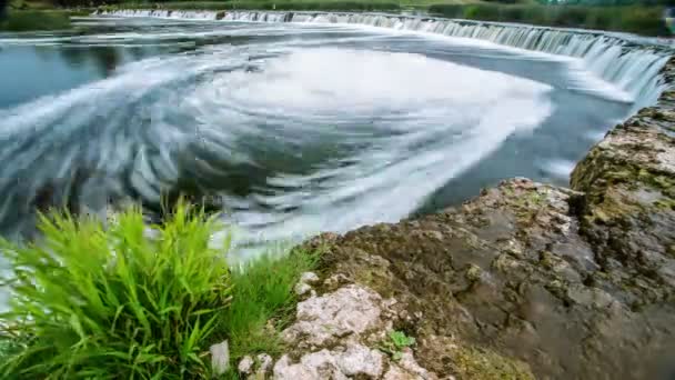 Whirlpool und Wasserfall im Fluss Ventas Rumba — Stockvideo
