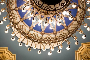 Altın antika chandeller 