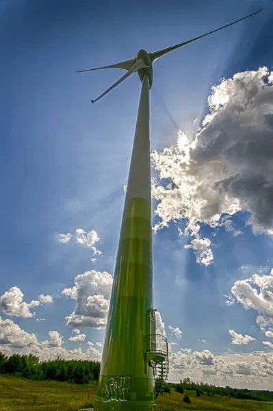 Windkraftanlage mit Sonnenstrahlen Stockbild