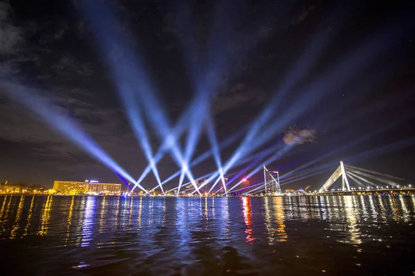 Daugava Nehri üzerinde ışık kirişler Telifsiz Stok Fotoğraflar