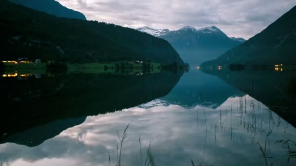驚愕の Mindresunde、ノルウェーのキャンプの日に夜の時間経過 — ストック動画