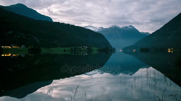 Amaizamiento time-lapse de noche al día en Mindresunde Camping Noruega — Vídeo de stock