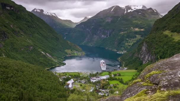 Plazo de visión sobre Geirange en Noruega — Vídeo de stock