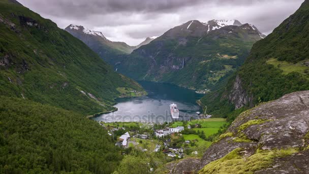 Plazo de visión sobre Geirange en Noruega — Vídeos de Stock